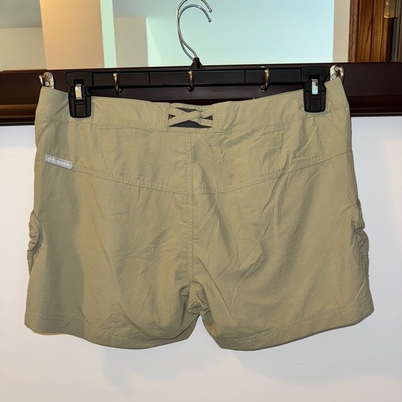 Columbia Women's Cross On Over Cargo Omni-Wick Khaki Shorts Size Small - Picture 3 of 6